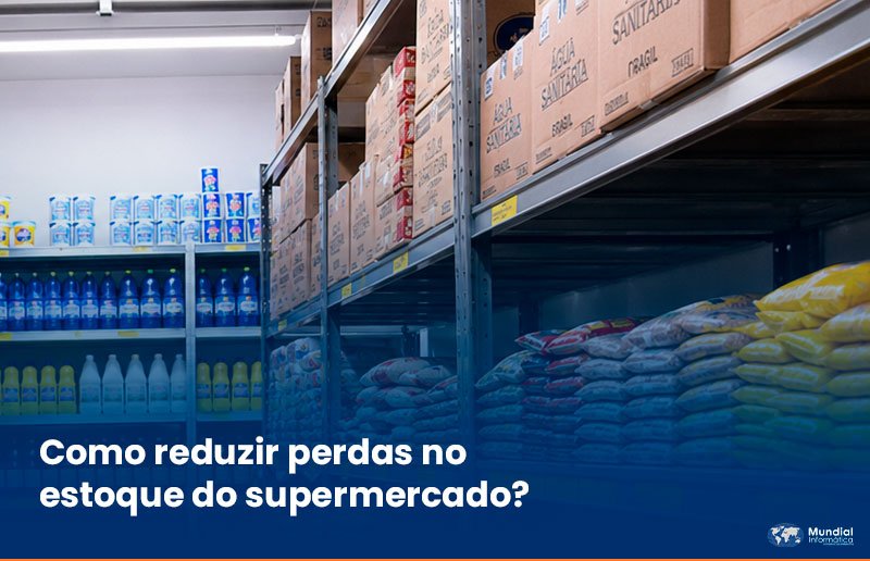 Gestor analisando o controle de estoque de um supermercado para reduzir perdas e melhorar a gestão dos produtos.
