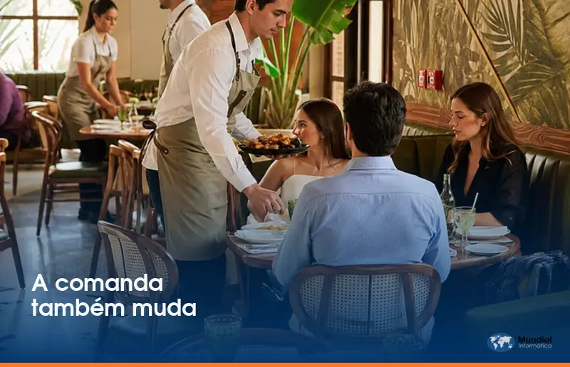Garçom atendendo clientes em restaurante com apoio de sistema para comandas e delivery